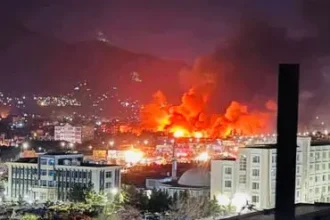 काबुल के ओमिद अस्पताल पर एयर स्ट्राइक के बाद उठता धुआं और आग की लपटें