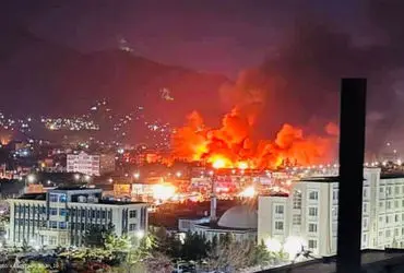 काबुल के ओमिद अस्पताल पर एयर स्ट्राइक के बाद उठता धुआं और आग की लपटें