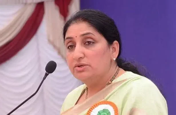 "महाराष्ट्र की उप मुख्यमंत्री सुनेत्रा अजित पवार विधान परिषद में मुंबई की महिला सरकारी कर्मचारियों के लिए 'कम अर्ली–गो अर्ली' योजना की घोषणा करते हुए।"