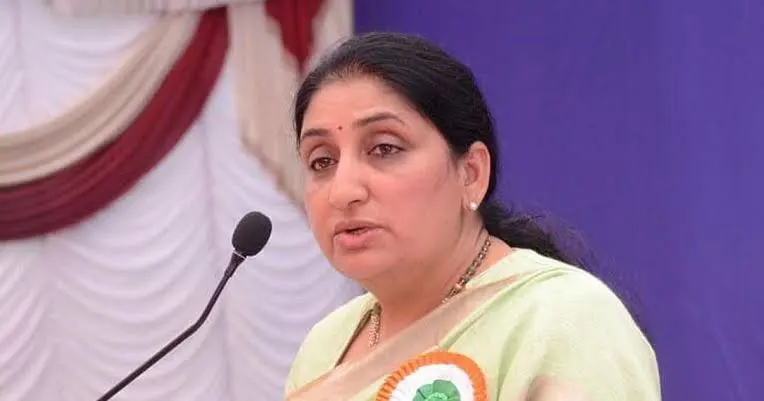 "महाराष्ट्र की उप मुख्यमंत्री सुनेत्रा अजित पवार विधान परिषद में मुंबई की महिला सरकारी कर्मचारियों के लिए 'कम अर्ली–गो अर्ली' योजना की घोषणा करते हुए।"