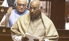 राज्यसभा में बोलते हुए मल्लिकार्जुन खड़गे, पास में बैठे वरिष्ठ नेता एच. डी. देवगौड़ा