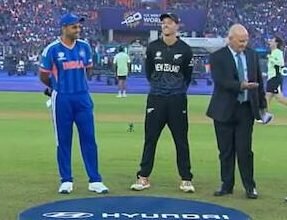 T20 World Cup 2026 Final में New Zealand के कप्तान Mitchell Santner ने टॉस जीतकर पहले गेंदबाजी का फैसला किया, Narendra Modi Stadium Ahmedabad में India बनाम New Zealand का महामुकाबला
