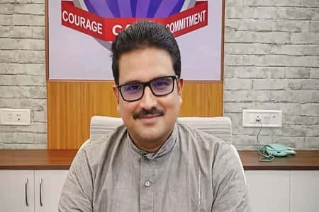 पश्चिम बंगाल के गंगासागर में BJP नेता त्रिलोकेश ढाली पर बुधवार सुबह दो बाइक सवार बदमाशों ने श्रीधाम बस स्टैंड के पास दिनदहाड़े गोलियां चलाईं, घायल नेता सागर ग्रामीण अस्पताल में भर्ती।