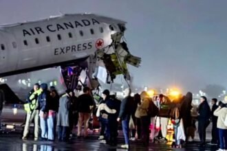 ला गार्डिया एयरपोर्ट के रनवे पर दमकल वाहन से टकराया एयर कनाडा एक्सप्रेस विमान, क्षतिग्रस्त अगला हिस्सा और बचाव दल मौजूद