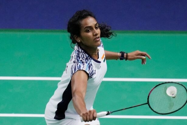 बैडमिंटन कोर्ट पर खेलती हुई पीवी सिंधू, युवा खिलाड़ियों को शिक्षा और खेल के संतुलन की सलाह देती हुई