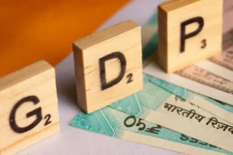 भारत का आर्थिक ग्राफ ऊपर की ओर जाता हुआ, पृष्ठभूमि में भारतीय ध्वज