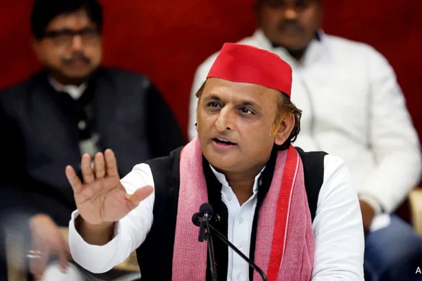 अखिलेश यादव महिलाओं के साथ कार्यक्रम में, PDA के नए अर्थ ‘आधी आबादी’ की घोषणा करते हुए