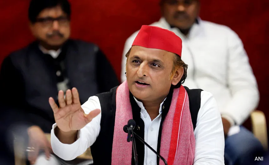 अखिलेश यादव महिलाओं के साथ कार्यक्रम में, PDA के नए अर्थ ‘आधी आबादी’ की घोषणा करते हुए