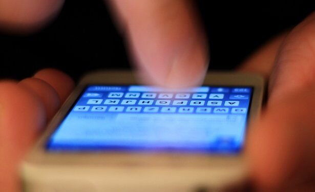 पृष्ठभूमि में कर्नाटक सरकार का लोगो और स्क्रीन टाइम 1 घंटे