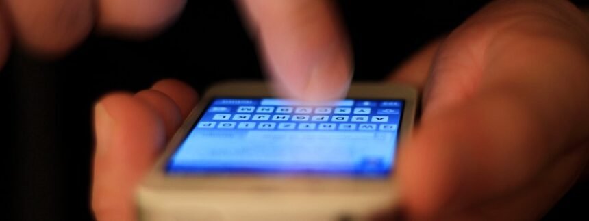 पृष्ठभूमि में कर्नाटक सरकार का लोगो और स्क्रीन टाइम 1 घंटे