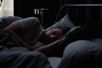 रात में सोने से पहले हर्बल ड्रिंक पीती हुई महिला, टेबल पर सौंफ, इलायची और हर्बल सामग्री रखी हुई