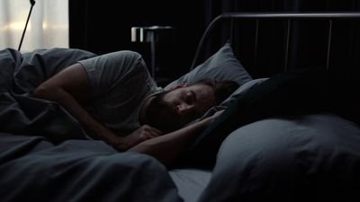 रात में सोने से पहले हर्बल ड्रिंक पीती हुई महिला, टेबल पर सौंफ, इलायची और हर्बल सामग्री रखी हुई