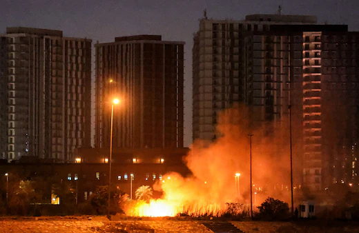 मिसाइल हमले के बाद लेबनान में क्षतिग्रस्त रिहायशी इमारत से उठता धुआं और मलबे के बीच राहत कार्य