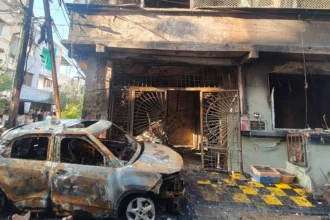 इंदौर के प्रीति नगर में आग से पूरी तरह जला हुआ मकान, जहां EV चार्जिंग विस्फोट और सिलेंडर ब्लास्ट में सात लोगों की मौत हुई