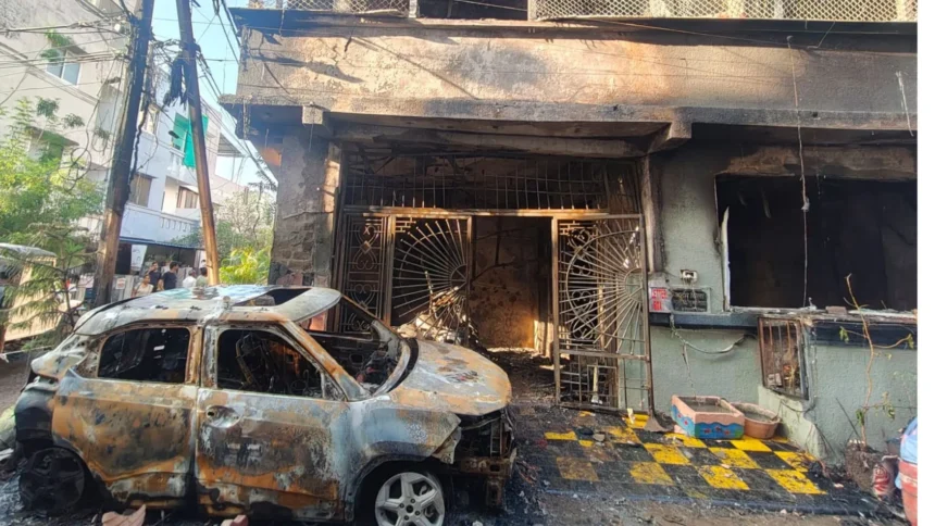 इंदौर के प्रीति नगर में आग से पूरी तरह जला हुआ मकान, जहां EV चार्जिंग विस्फोट और सिलेंडर ब्लास्ट में सात लोगों की मौत हुई