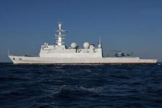 समुद्री मार्ग पर अपनी दिशा बदलता हुआ विशाल ऑयल टैंकर ‘पिंग शुन’ (PING SHUN).