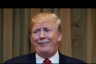 हॉर्मुज जलडमरूमध्य का मानचित्र और क्षेत्र में गश्त करते अमेरिकी नौसेना के जहाजों का एक प्रतीकात्मक चित्र.