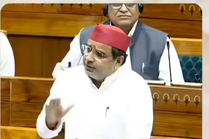 संसद भवन के भीतर भाषण देते धर्मेंद्र यादव और अन्य सांसद.