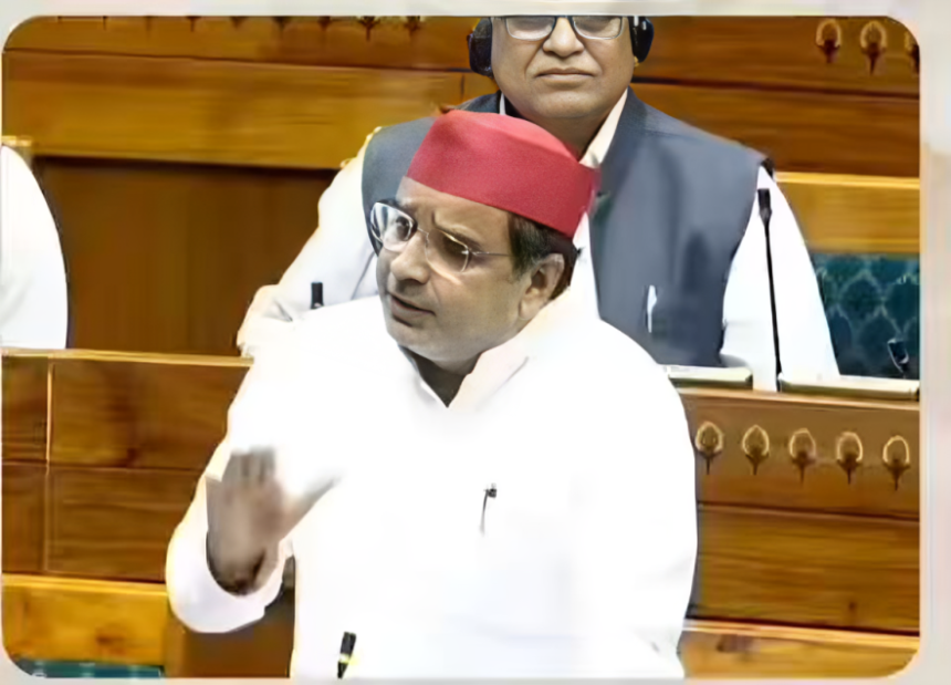 संसद भवन के भीतर भाषण देते धर्मेंद्र यादव और अन्य सांसद.