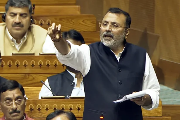 निशिकांत दुबे मीडिया से बात करते हुए और बीजू पटनायक की तस्वीर के साथ विवाद को दर्शाता दृश्य