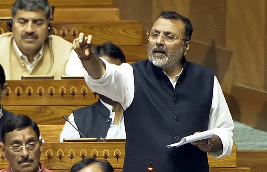 निशिकांत दुबे मीडिया से बात करते हुए और बीजू पटनायक की तस्वीर के साथ विवाद को दर्शाता दृश्य