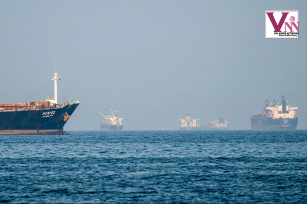 होर्मुज जलडमरूमध्य में तैरता हुआ एक बड़ा मालवाहक जहाज