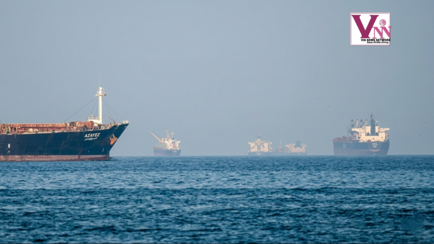 होर्मुज जलडमरूमध्य में तैरता हुआ एक बड़ा मालवाहक जहाज