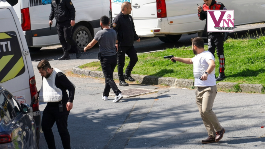 इस्तांबुल में इजरायली वाणिज्य दूतावास के बाहर पुलिस की घेराबंदी.