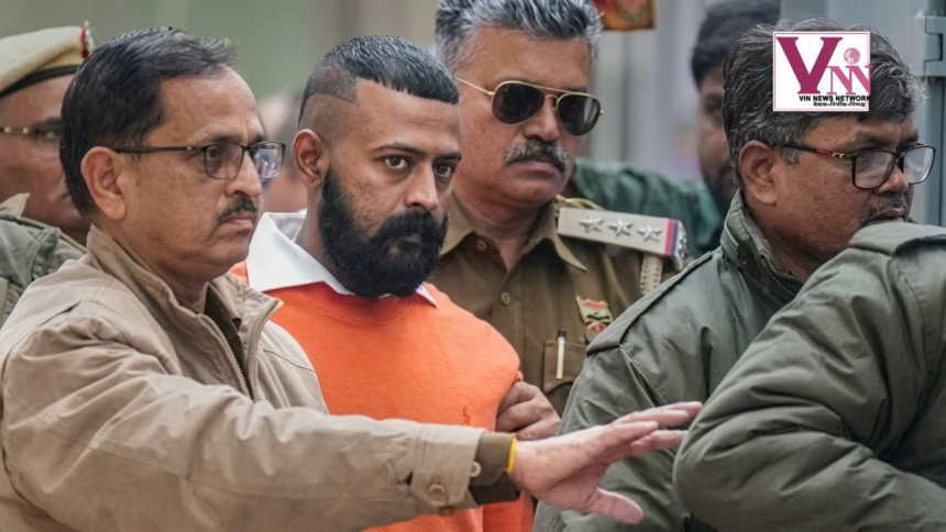 सुकेश चंद्रशेखर की अदालत से बाहर निकलते हुए सांकेतिक तस्वीर