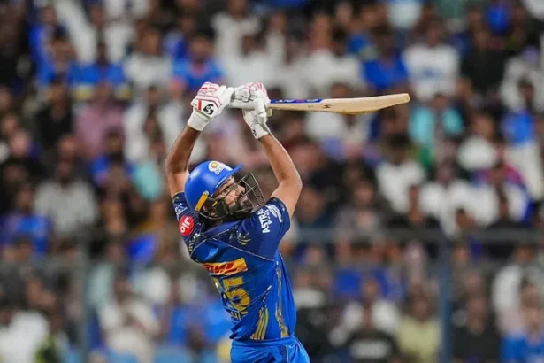 आईपीएल 2026 के दो प्रमुख खिलाड़ी, रयान रिकेलटन बल्लेबाजी करते हुए और जैकब डफी विकेट लेने के बाद खुशी मनाते हुए