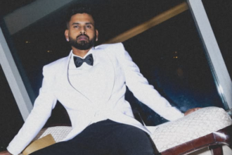 पंजाब किंग्स के कप्तान श्रेयस अय्यर आईपीएल मैच के दौरान फील्डिंग सजाते हुए।