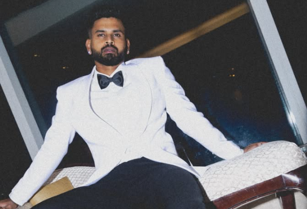 पंजाब किंग्स के कप्तान श्रेयस अय्यर आईपीएल मैच के दौरान फील्डिंग सजाते हुए।