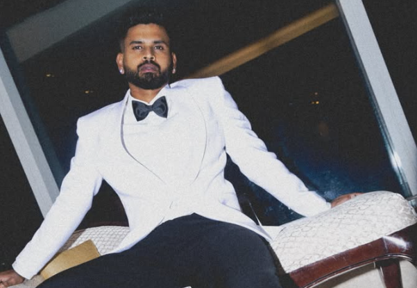 पंजाब किंग्स के कप्तान श्रेयस अय्यर आईपीएल मैच के दौरान फील्डिंग सजाते हुए।