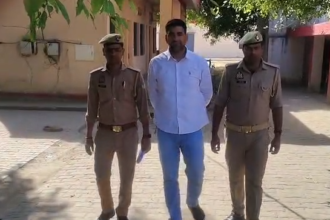 पुलिस हिरासत में खड़ा गोकशी का आरोपी वसीम