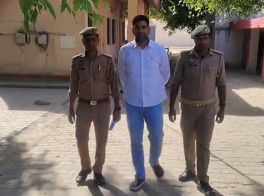 पुलिस हिरासत में खड़ा गोकशी का आरोपी वसीम