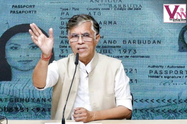 कांग्रेस नेता पवन खेड़ा के घर के बाहर खड़ी पुलिस की टीम