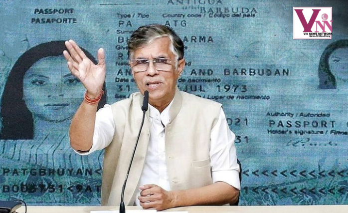 कांग्रेस नेता पवन खेड़ा के घर के बाहर खड़ी पुलिस की टीम