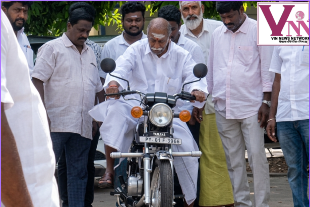 पोलिंग बूथ के बाहर वोट डालने के लिए कतार में खड़े लोग और स्याही लगी उंगली दिखाते मतदाता