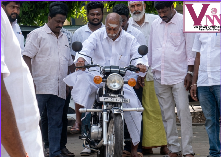 पोलिंग बूथ के बाहर वोट डालने के लिए कतार में खड़े लोग और स्याही लगी उंगली दिखाते मतदाता