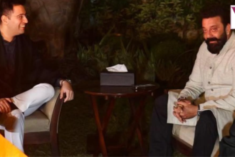 राघव चड्ढा अपने घर पर अभिनेता संजय दत्त का स्वागत करते हुए