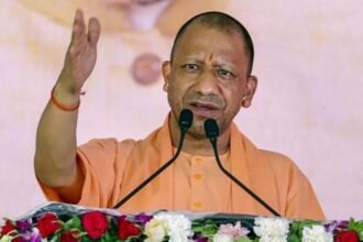 असम में चुनावी रैली को संबोधित करते उत्तर प्रदेश के मुख्यमंत्री और भाजपा के स्टार प्रचारक योगी आदित्यनाथ