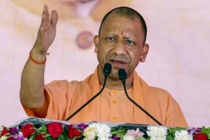 असम में चुनावी रैली को संबोधित करते उत्तर प्रदेश के मुख्यमंत्री और भाजपा के स्टार प्रचारक योगी आदित्यनाथ