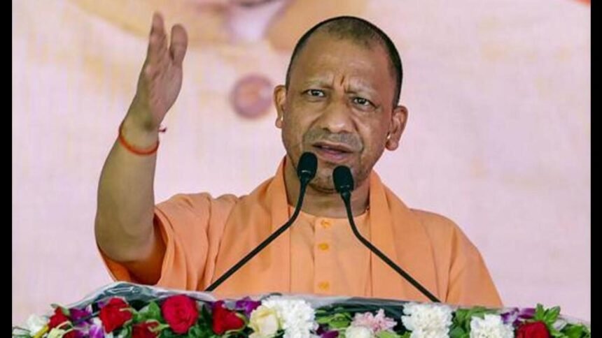 असम में चुनावी रैली को संबोधित करते उत्तर प्रदेश के मुख्यमंत्री और भाजपा के स्टार प्रचारक योगी आदित्यनाथ