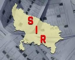 उत्तर प्रदेश का नक्शा जिसमें SIR (विशेष गहन पुनरीक्षण) अभियान को दर्शाया गया है, और पृष्ठभूमि में मतदाता सूची के कागज़ दिख रहे हैं।