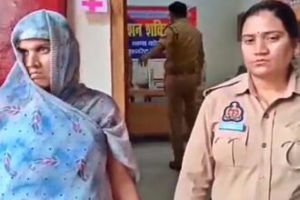 कानपुर हत्याकांड में आरोपी महिला को पुलिस हिरासत में ले जाती हुई, साथ में एक महिला पुलिसकर्मी नजर आ रही है।