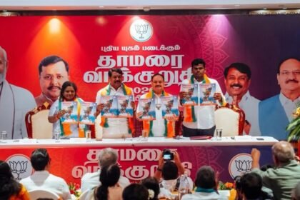 तमिलनाडु में भाजपा द्वारा घोषणापत्र जारी करते हुए जेपी नड्डा और अन्य नेता मंच पर मौजूद, चुनावी माहौल में राजनीतिक सभा