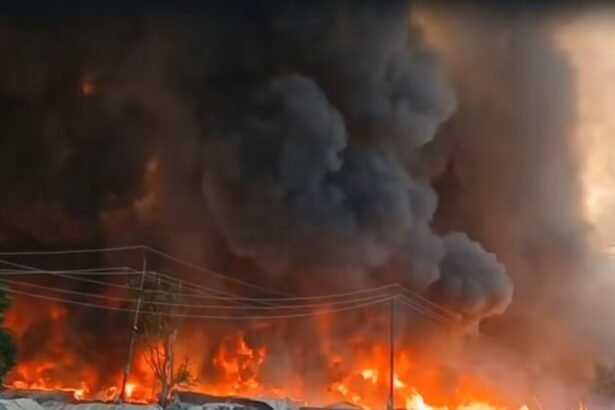 लखनऊ के विकास नगर में भीषण आग से जली झुग्गियां, धुएं और आग की ऊंची लपटों के बीच भागते लोग और राहत कार्य में जुटी दमकल टीमें।