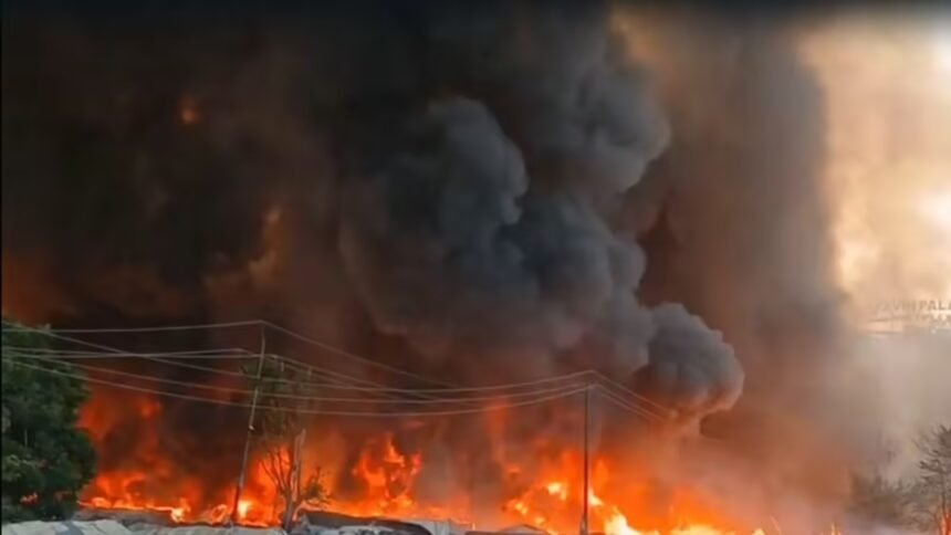 लखनऊ के विकास नगर में भीषण आग से जली झुग्गियां, धुएं और आग की ऊंची लपटों के बीच भागते लोग और राहत कार्य में जुटी दमकल टीमें।