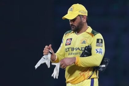 एमएस धोनी चेन्नई सुपर किंग्स की जर्सी में मैदान पर वापसी करते हुए, IPL 2026 मैच के दौरान टीम कॉम्बिनेशन और प्लेइंग इलेवन बदलाव को दर्शाने वाला ग्राफिक।