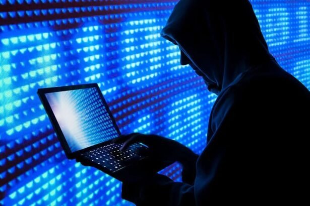 साइबर क्राइम बढ़ने को दर्शाता ग्राफिक जिसमें मोबाइल फोन, हैकिंग आइकन और चेतावनी संकेत के साथ बढ़ती शिकायतों का डेटा दिखाया गया है।